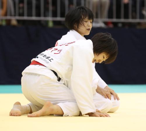 柔道体重別選手権女子４８キロ級１回戦で森崎（奥）に敗れた浅見