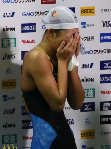 女子１００メートルバタフライ決勝で１位となり号泣する池江璃花子