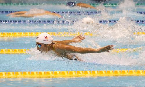 女子１００メートルバタフライ決勝で力強い泳ぎを見せる池江