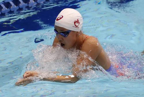 女子２００メートル平泳ぎ予選で力強い泳ぎを見せる今井