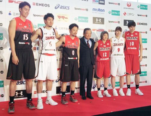 記者会見で肩を組むバスケットボール女子の渡嘉敷来夢（右端）ら。中央は日本バスケットボール協会の川淵三郎会長