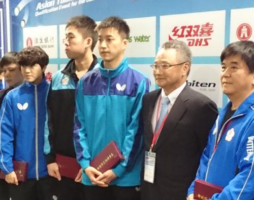 卓球・台湾代表の江宏傑（右から３人目）