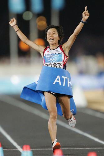 ２００４年８月、アテネ五輪女子マラソンで優勝し、笑顔でゴールする野口みずき