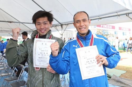 「フルマラソンＢ－２男子（盲人）の部」で優勝した池永（右）と伴走者の久保さん