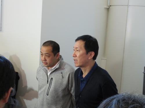 海外遠征から羽田に帰国したバドミントン日本代表の朴柱奉ヘッドコーチ（右）と舛田圭太コーチ