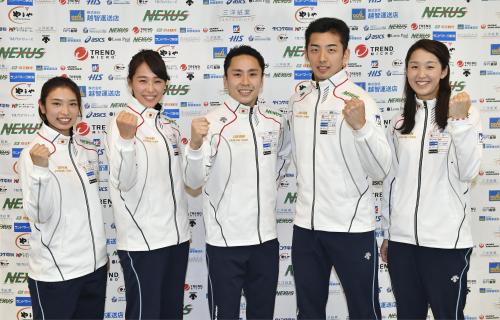 リオ五輪に向け記者会見し、ポーズをとるフェンシングの（左から）青木、西岡、太田、徳南、佐藤