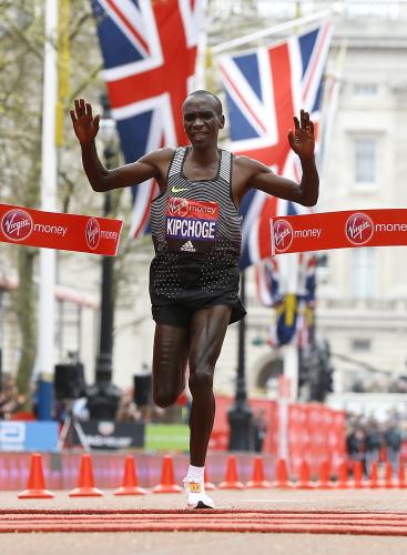 ロンドン・マラソンを世界歴代２位の２時間３分５秒で制したキプチョゲ（ＡＰ）