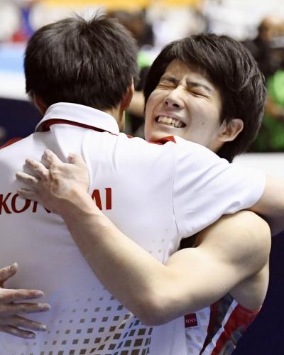 体操ＮＨＫ杯男子個人総合　最終種目の鉄棒を終え、コーチと抱き合う加藤凌平