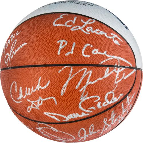 １９９２年バルセロナ五輪の“ドリーム・チーム”のサインが入ったバスケットボール