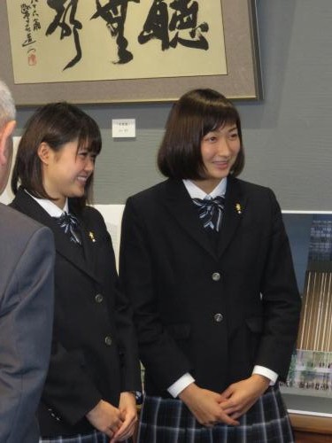 高野之夫豊島区長を表敬訪問した競泳日本代表の（左から）長谷川と池江