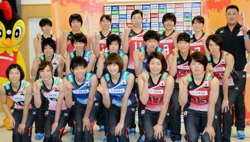 バレーボール女子のリオ五輪世界最終予選兼アジア予選を前に写真に納まる選手たち