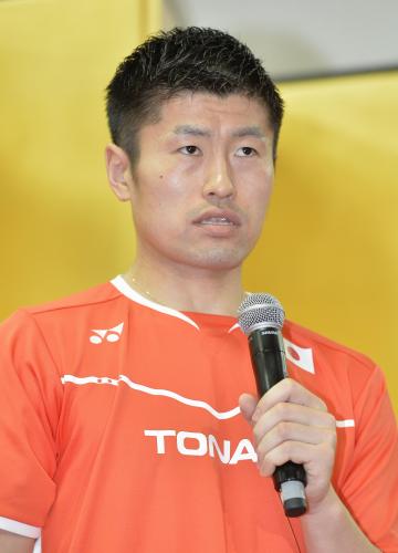 リオ五輪バドミントン男子シングルス日本代表に選ばれ、記者会見する佐々木翔