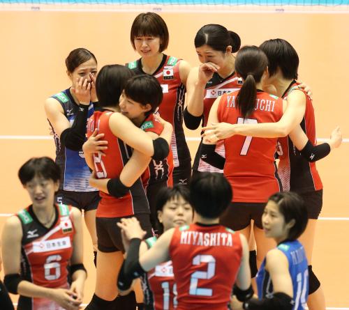 ＜バレーボール世界最終予選　日本・タイ＞フルセットの末に勝利をつかみ涙を流して喜ぶ木村（中央）ら日本選手たち