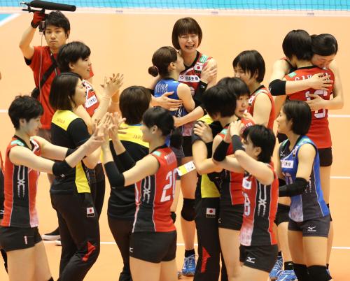 フルセットの末に勝利をつかみ涙を流して喜ぶ木村（中央）ら日本選手たち