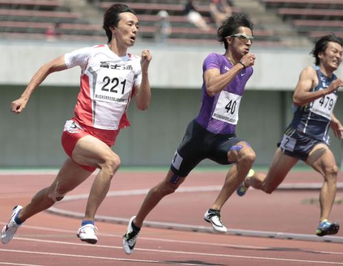 東日本実業団陸上男子２００メートル決勝　20秒70で優勝した藤光謙司（中央）。左は２位の高瀬慧