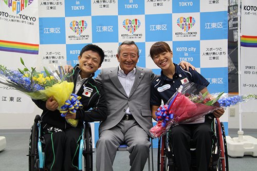 山崎江東区長（中央）と笑顔で記念撮影する瀬立モニカ選手と諏訪正晃選手