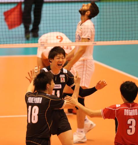 ＜日本・イラン＞第２セット、得点を奪い喜ぶ石川（左から２人目）ら日本選手