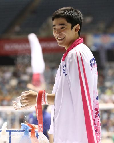 ＜全日本体操種目別選手権・予選＞鉄棒の演技の前に笑顔を見せる白井