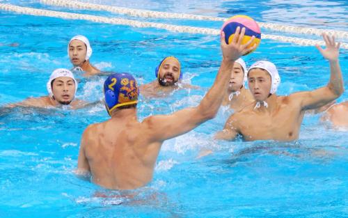モンテネグロとの練習試合に臨む志水（左端）ら日本代表