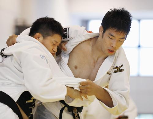 柔道男子代表強化合宿で練習する永瀬貴規（右）