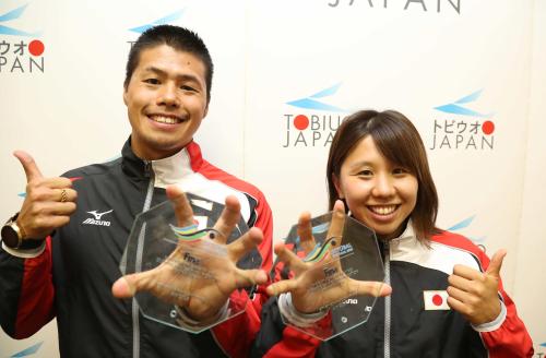 リオ五輪世界最終予選で出場権を獲得した平井（左）と貴田はプレートを手に笑顔