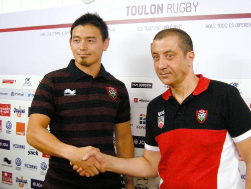 フランス１部リーグ、トゥーロンへの入団会見で会長のブジェラル氏と握手する五郎丸（左）