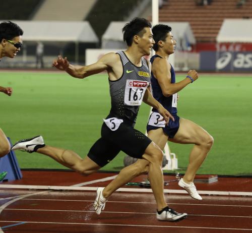 ＜陸上日本選手権＞男子１００メートル準決勝で桐生（右）を抑えて１位でゴールした山県