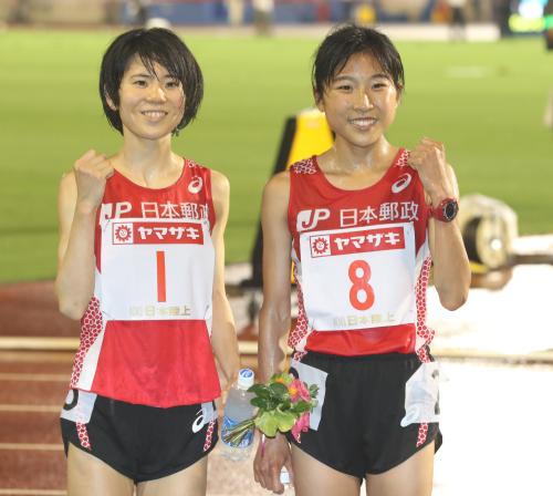 ＜陸上日本選手権＞女子１万メートルで五輪出場を決めた鈴木亜由子（左）と２位の関根花観