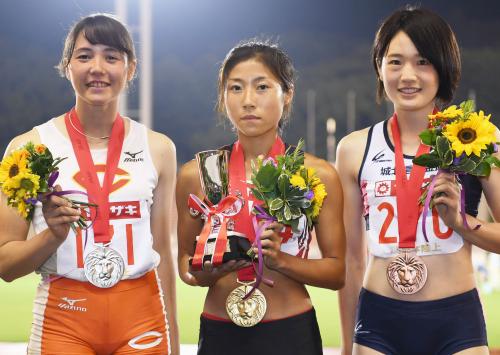 ＜陸上日本選手権＞女子走り幅跳びで優勝した甲斐好美。左は２位のヘンプヒル恵、右は３位の清水珠夏＝パロマ瑞穂スタジアム