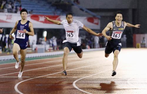 男子１００メートル決勝　10秒16で優勝したケンブリッジ飛鳥。右は２位の山県亮太、左は３位の桐生祥秀
