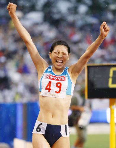 ＜女子３０００メートル障害＞９分４４秒２２で優勝した高見沢安珠。リオ五輪代表を決めた