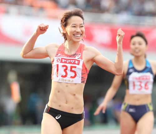 ＜陸上日本選手権＞女子２００メートルを日本新記録で制し、喜びを爆発させる福島千里