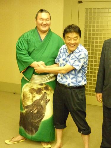 河村たかし名古屋市長と握手する白鵬（左）