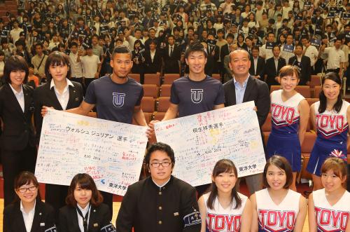 学生らから激励を受ける（後列左３人目から）ウォルシュ、桐生、土江コーチ