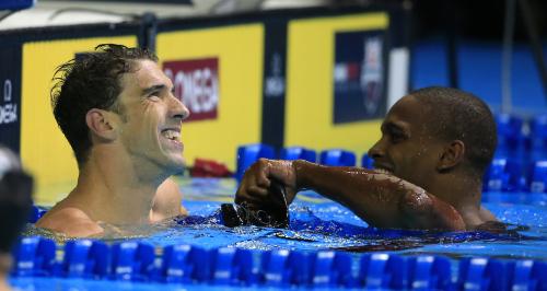 全米水泳男子１００メートルバタフライを制したフェルプス（左）は笑顔を見せる（ＡＰ）