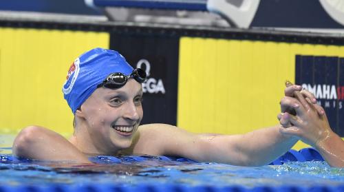 全米水泳女子８００メートル自由形を制し笑顔のレディッキー（ＡＰ）