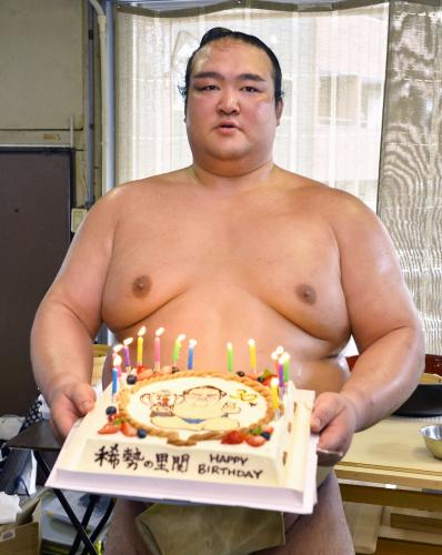 30歳の誕生日を迎え、報道陣から贈られたケーキを手にする大関稀勢の里