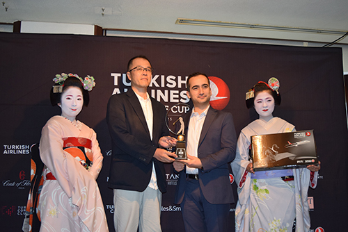 優勝した岡田泰憲（左から２人目）はターキッシュ エアラインズ・ジェム大阪支社長、舞妓さんと記念撮影