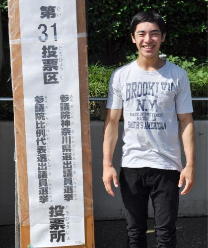 初めての投票を終えた体操男子の白井健三選手＝10日午前、横浜市