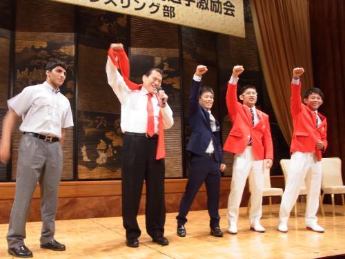 日体大の壮行会で（右から）樋口黎、井上智裕、太田忍、アントニオ猪木は金メダルを誓ってダーッ！