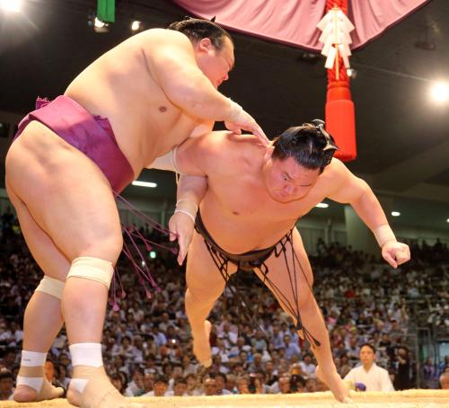 ＜大相撲名古屋場所５日目＞宝富士に小手投げで敗れ、連勝が３３でストップした白鵬（右）
