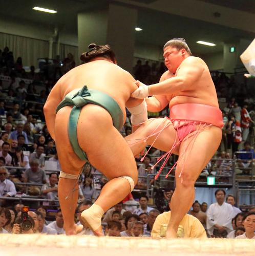 ＜大相撲名古屋場所８日目＞誉富士（左）に押し出され、２敗目を喫した宇良