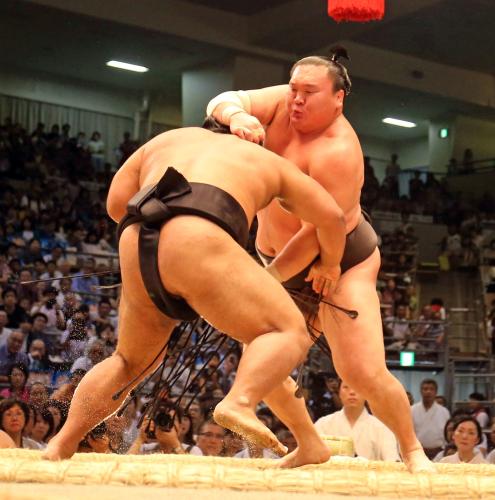 ＜大相撲名古屋場所８日目＞松鳳山（左）を送り出しで下し、１敗を守った白鵬