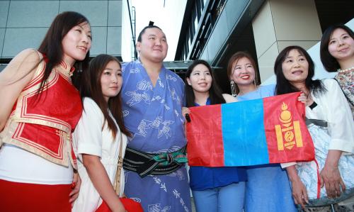 モンゴルの女性ファンと記念写真に納まる白鵬