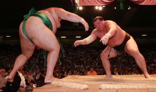 ＜大相撲名古屋場所１１日目＞白鵬（右）は魁聖を寄り切りで下し２敗を守る