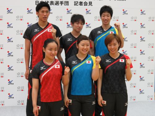 卓球日本代表。下段左から伊藤、福原、石川。上段左から吉村、丹羽、水谷。　