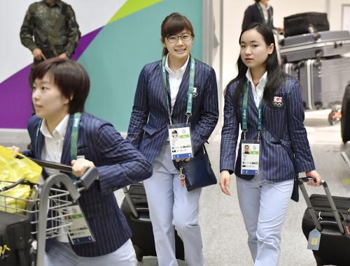 リオデジャネイロの国際空港に到着した、卓球女子日本代表の（左から）石川佳純、福原愛、伊藤美誠
