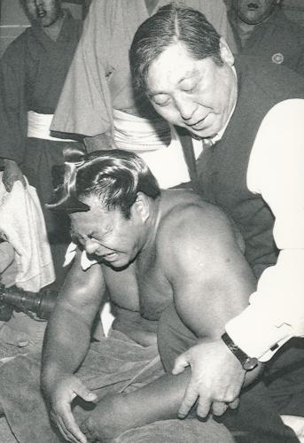 １９８９年３月２５日、春場所で２７度目の優勝決めた千代の富士が左肩を脱臼する