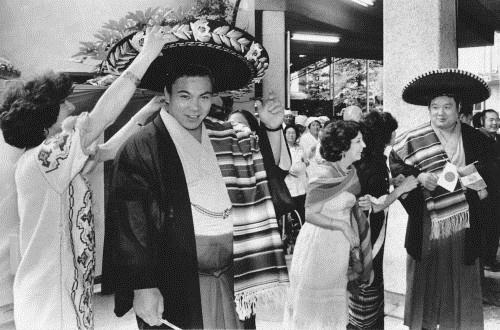 １９８１年　メキシコ壮行会でソンブレロをかぶせてもらいご機嫌の千代の富士
