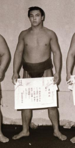 １９７４年９月場所　幕下優勝し表彰される千代の富士